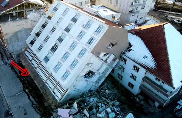 Zəlzələdə bir pəncərəsi belə qırılmadan yanı üstə aşan bina barədə qərar verildi – FOTO/VİDEO