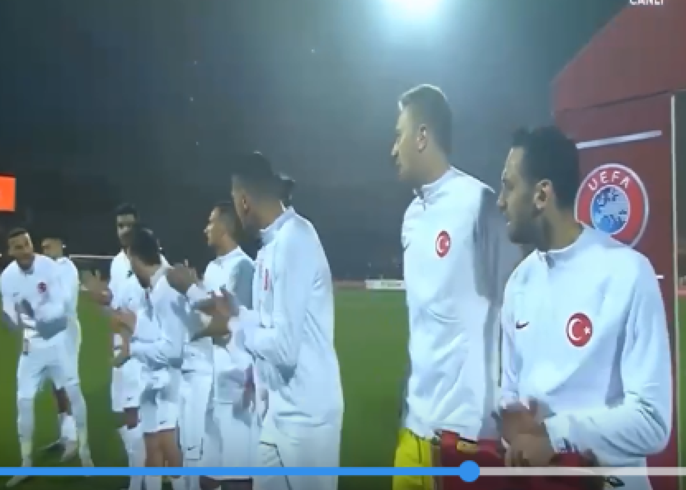 Erməni azarkeşlər Türkiyənin himnini fitə basdı - VİDEO