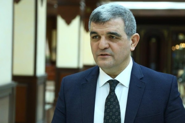 "Bizi hədələmək məntiqsiz, səviyyəsiz davranışdır" - Fazil Mustafa