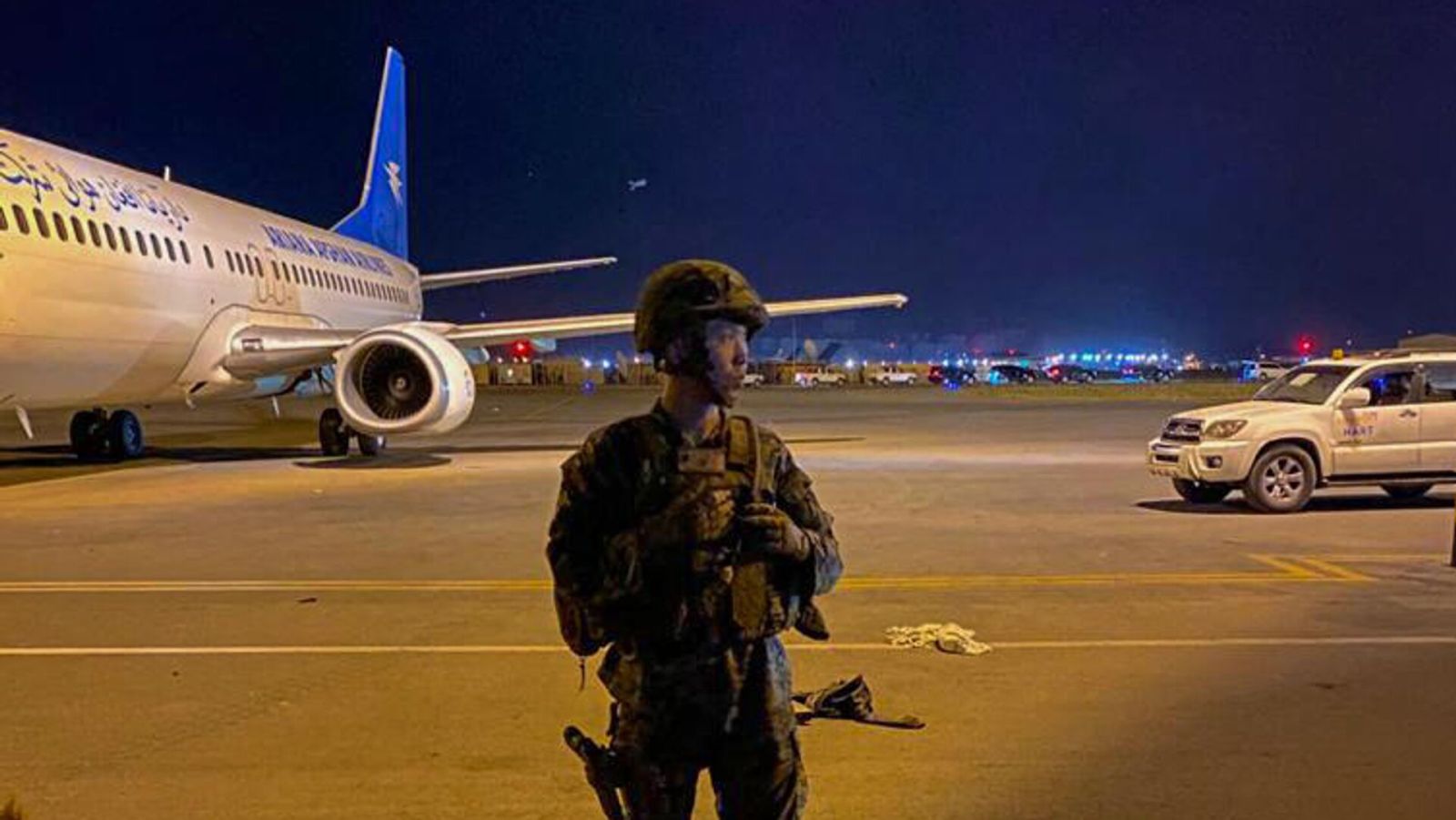 Aeroportda atışma: Ölən var
