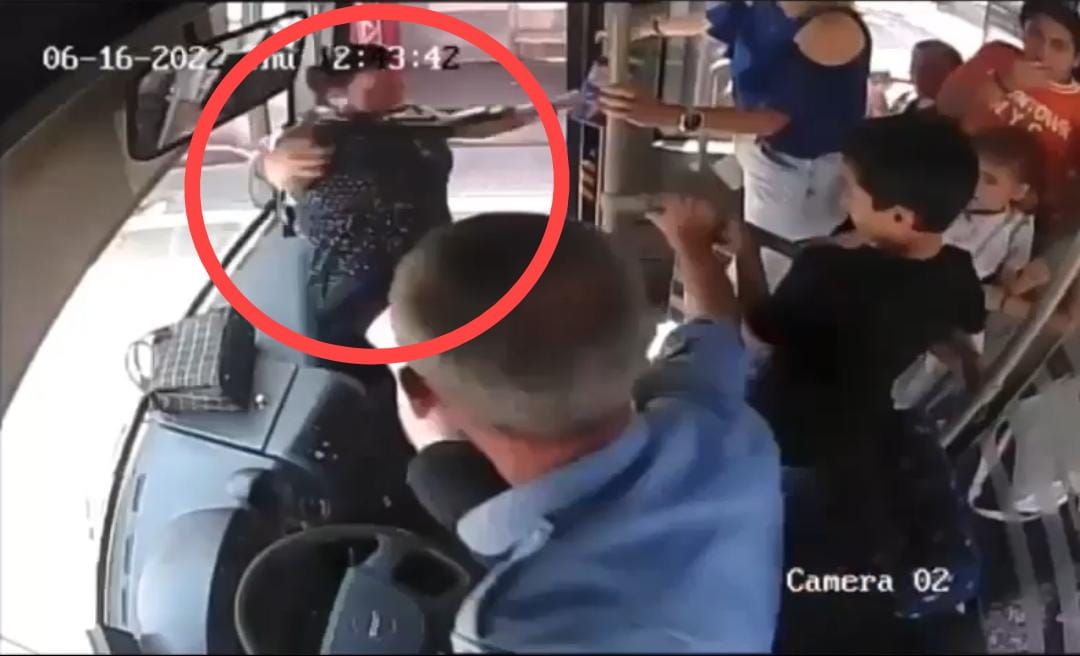 Bakıda avtobus sürücüsü ilə sərnişin davası - Qadın ölümcül oldu - VİDEO