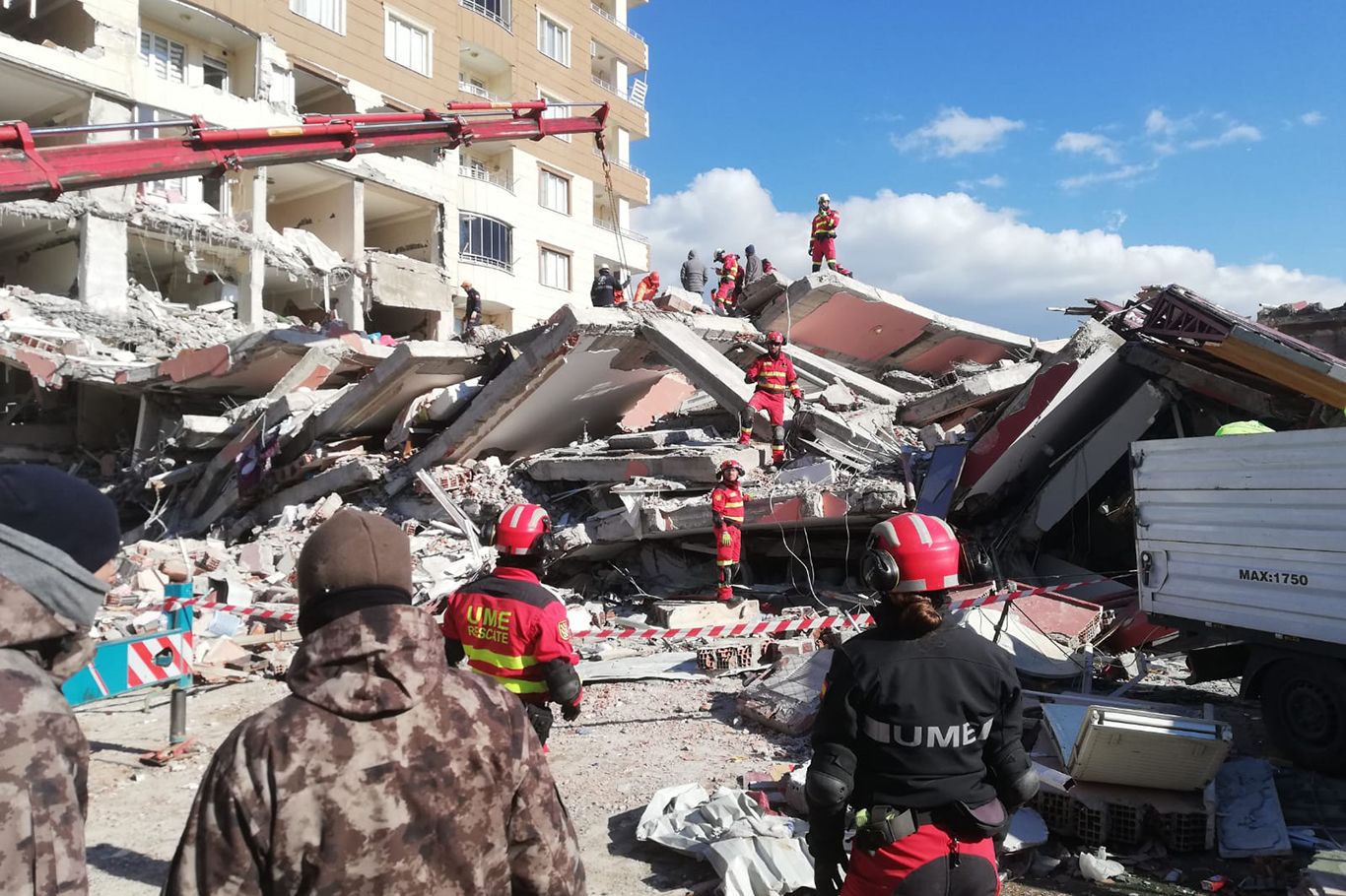 2 bacı zəlzələdən 57 saat sonra xilas edildi - FOTO