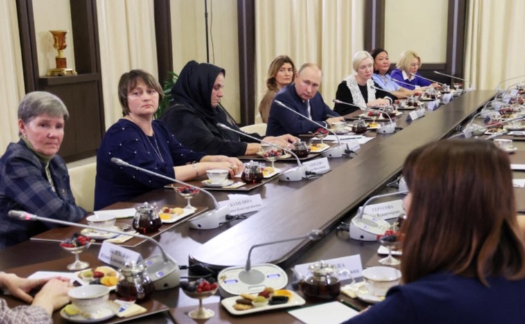 Şok gerçək ortaya çıxdı: Putinin görüşdüyü əsgər anaları əslində dövlət məmurları imiş