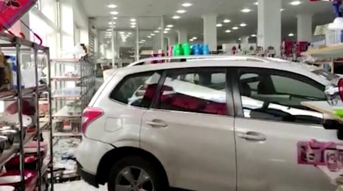 Azərbaycanda sürücü mağazaya maşınla girdi - VİDEO/FOTO