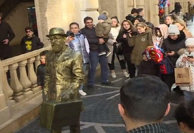 Bakı küçələrində "canlı heykəl": İzdiham yaradan şəxs kimdir? - VİDEO