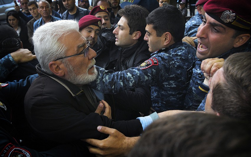Ermənistanda nümayişçilərlə toqquşmalarda 50-yə yaxın polis yaralanıb