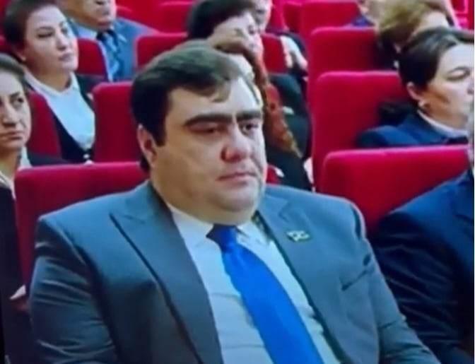 GÖZÜYAŞLI SEYMUR – Atasının istefa qərarına gözləri dolaraq səs verir (VİDEO)