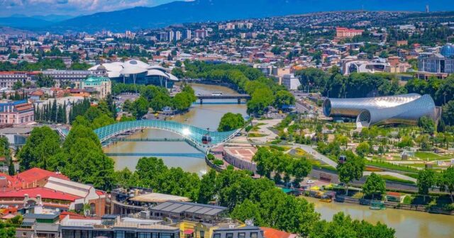 Gürcüstanda unikal şüşə körpü yaradıldı