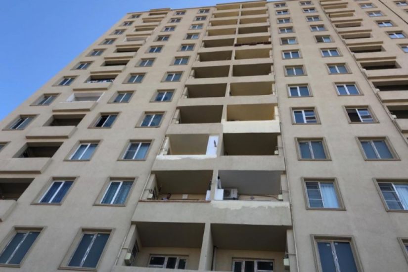 Tanınmış cərrahın yaşadığı binanın zirzəmisində qaraj yeri üçün sütunu kəsdilər – VİDEO