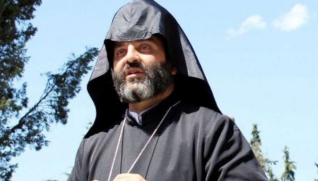 Erməni keşiş SAYIQLADI: "Bayrağımız yenidən Kəlbəcərdə, Araz vadilərində, Şuşa və Hadrutda dalğalanacaq"