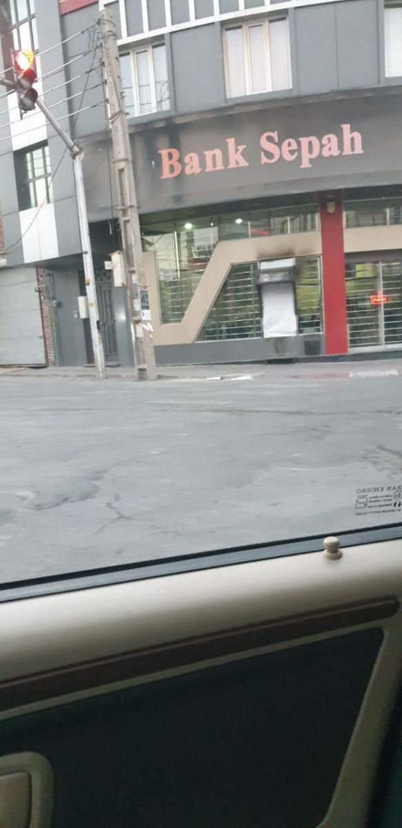 Güney Azərbaycanın Azərşəhr bölgəsində SEPAH-ın bankı yandırılıb