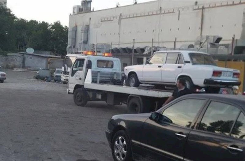 Maşını cərimə meydançasına aparılan qazi rəisin evinə basqın etdi