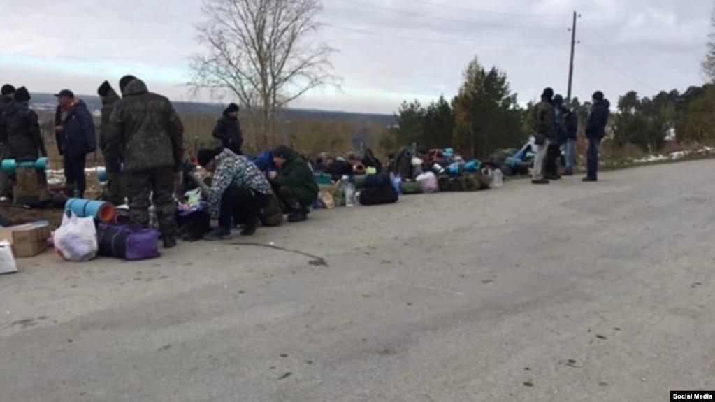 Rusiyada rüsvayçı səfərbərlik səhnələri – Çağırışçıları qoyun sürüsü kimi çöllərə tökürlər (FOTO, VİDEO)