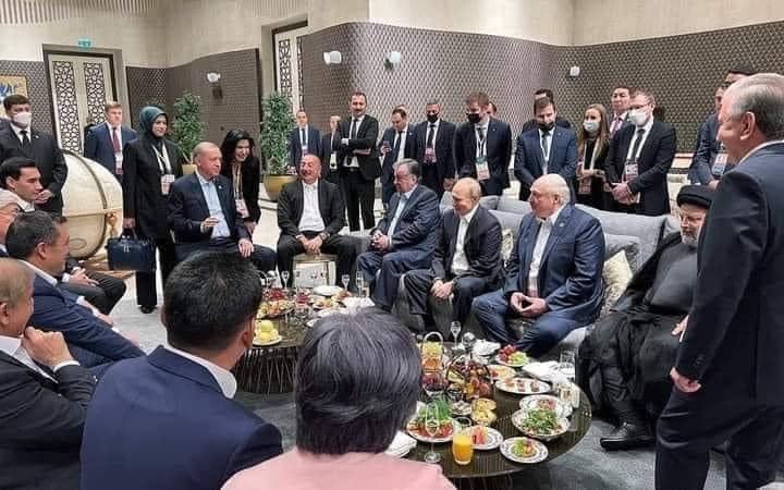 İran prezidentinin Səmərqənddə xəcil durumunu göstərən "Danışan Şəkil"