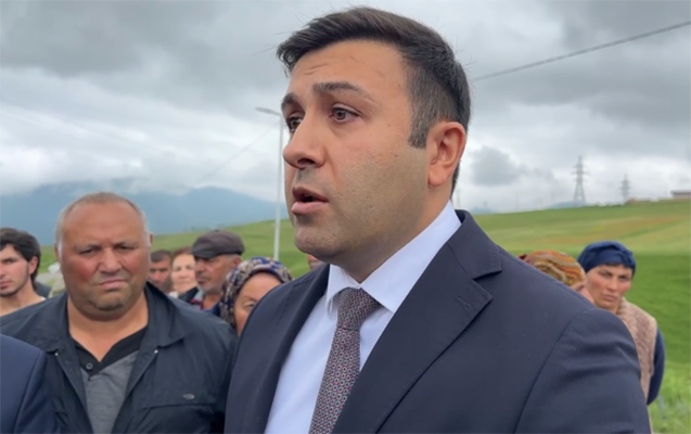 Gədəbəyin icra başçısı Söyüdlü kəndinə gedib, narazı sakinlərlə görüşdü