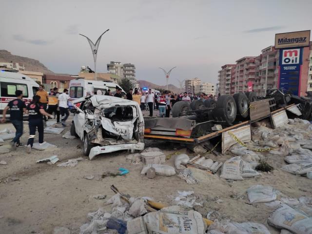 Türkiyədə daha bir ağır yol qəzası, azı 8 nəfər ölüb