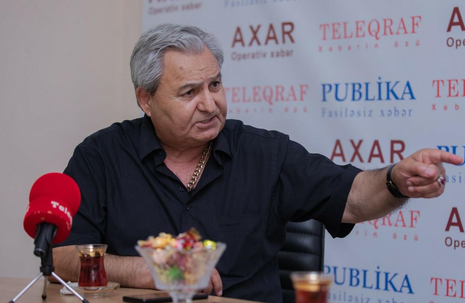 Azdramda qalmaqal: Xalq artistləri direktora qarşı