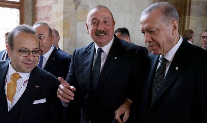 Erməni mediası: Əliyev gülür, Nikol isə...