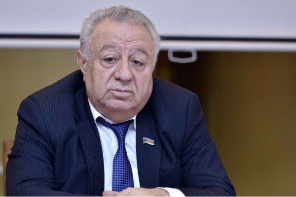 Qalmaqallı videosu yayılan sabiq deputat: “Qadını duya bilməyən kişilər var”