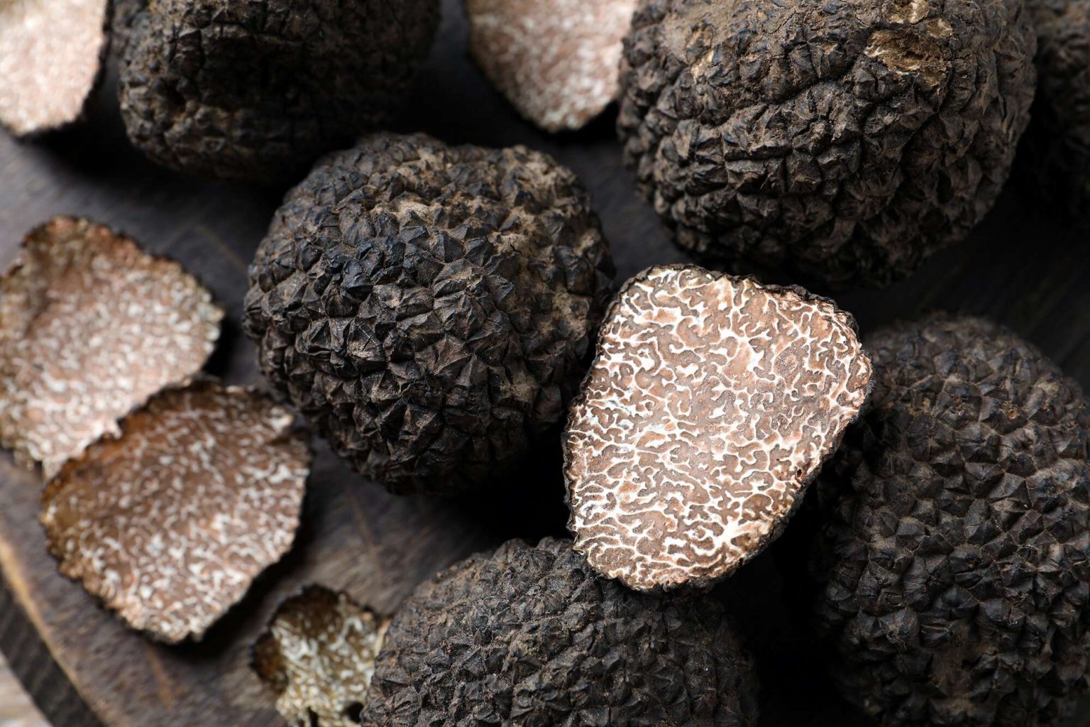 Bazarda qara almaz kimi tanınan Truffle göbələyi