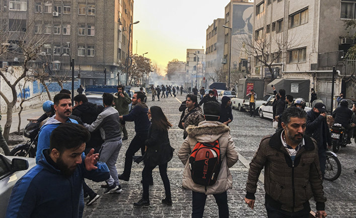  İranın Çabahar şəhərində valilik, yol polisi və bank binası etirazçılar tərəfindən yandırıldı