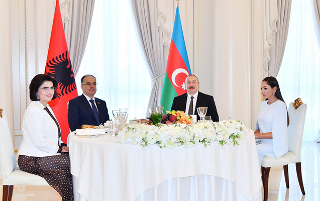 Albaniya Prezidenti və xanımının şərəfinə rəsmi lanç verildi - Foto
