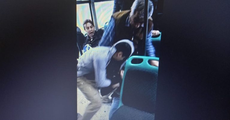 Bakıda avtobusda İNSİDENT: Ata və oğul sərnişini al-qana boyadı 