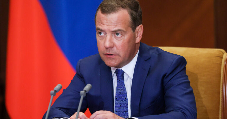 Moskva Ukraynada hərbi çevrilişə ümid edir - Medvedev