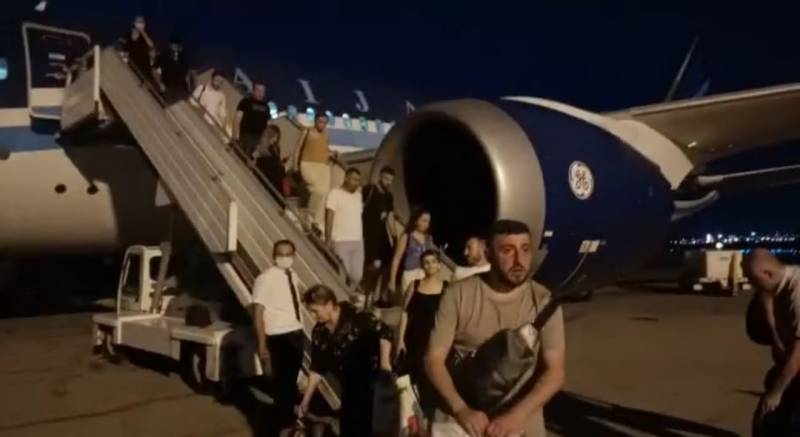AZAL-dan RƏZİLLİK: Sərnişinlər səhvən mindirilən təyyarədən 1 saat sonra düşürüldü və...(ŞOK VİDEO)