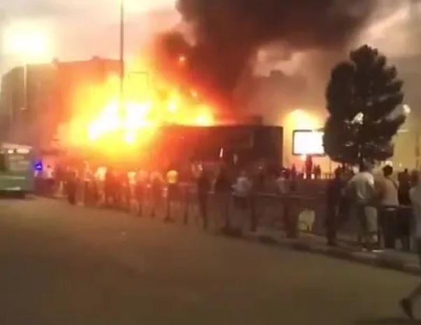 Moskvada iş adamları onları yanğından xilas edən polisləri döydü – VİDEO