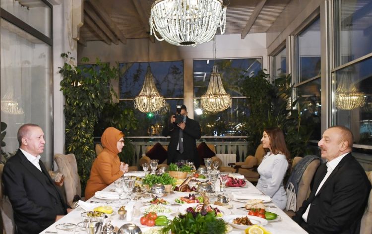 Ərdoğan rəsmi şam yeməyi verdi