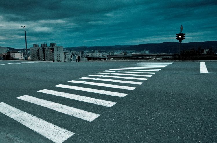 Yol polisi əməkdaşını maşın vurdu