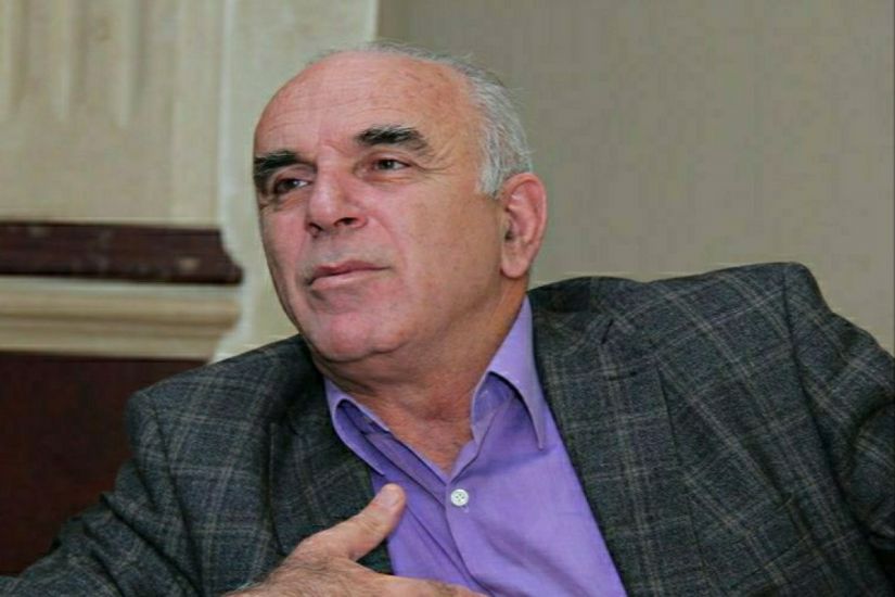Ramiz Novruza qeyri-adi baş daşı - FOTO