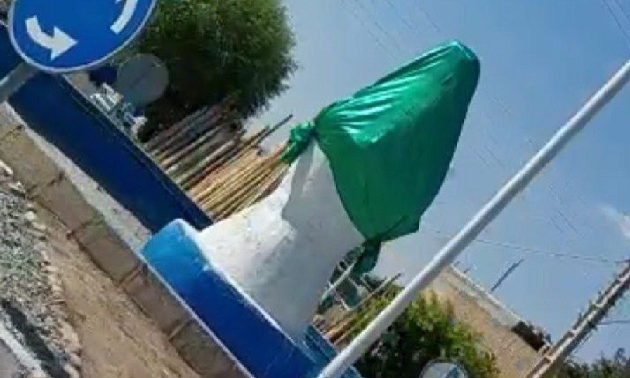 İranda Qasım Süleymaninin heykəlləri və büstləri dağıdılır