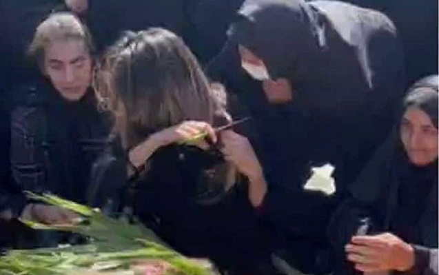 Aksiyada öldürülən qardaşının məzarı üstündə saçını kəsdi - Video