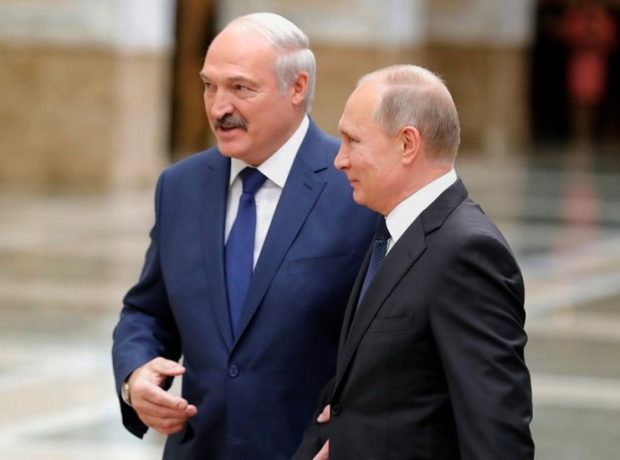 Lukaşenko Putinə ad günündə traktor hədiyyə etdi - FOTO