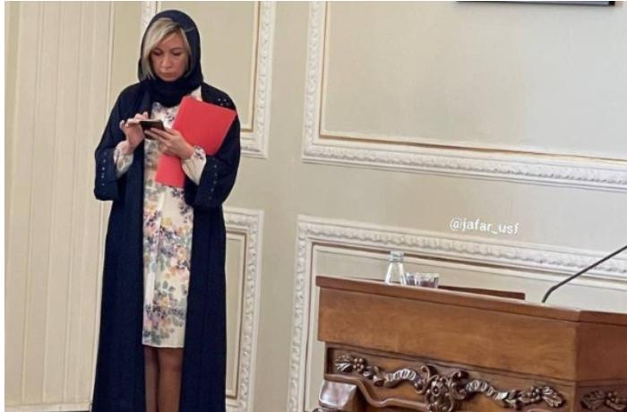 Mariya Zaxarovanın İrandakı geyim tərzi qalmaqal yaradıb