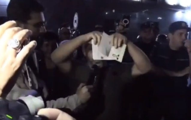 İrəvanda etirazçılar Rusiya səfirliyi qarşısında rus pasportlarını cırdılar - Video