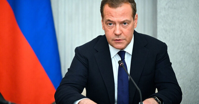 Medvedev BOK prezidentini “faşist” adlandırdı