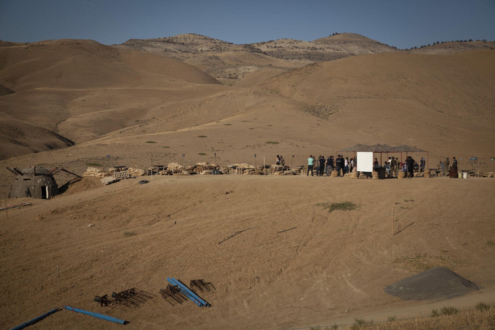 Əhali silahlandırılır: Ermənistan sərhəddə müharibə hazırlığına başladı - FOTO