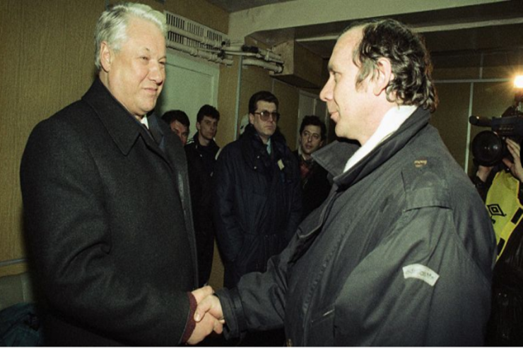 “Yeltsin məni yanında oturtdu, bir şüşə araq götürüb süzdü” - Əfsanəvi məşqçi