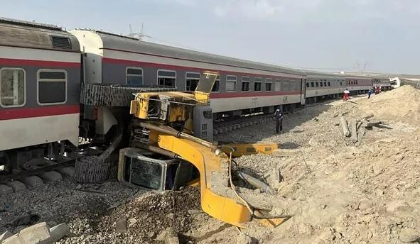 Çexiyada sərnişin və yük qatarı toqquşdu