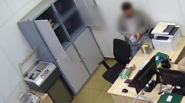 Kassir işlədiyi bankdan 1,4 milyon dollar oğurladı - VİDEO