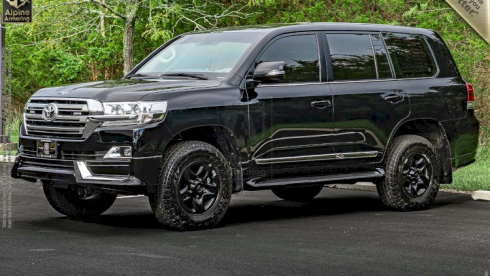 Rəcəb Babaşovun birinci müavini oğluna 120 min dollarlıq “Land Cruiser” aldı
