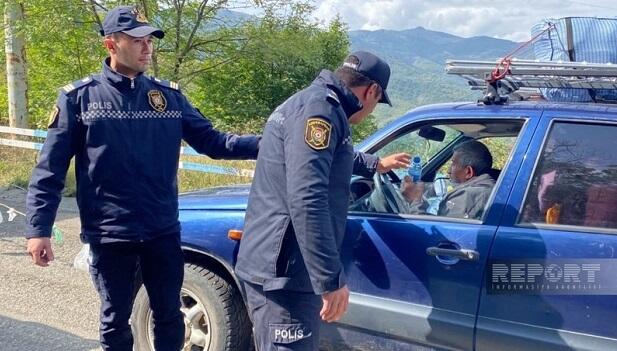 Azərbaycan polisi tıxacda qalan ermənilərə su payladı