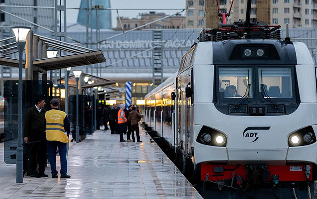 Ekspres qatarda problem yarandı