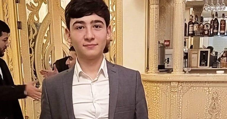Valideyn: Görənlər deyir ki, bıçaqlanma məktəbin içərisində olub - VİDEO