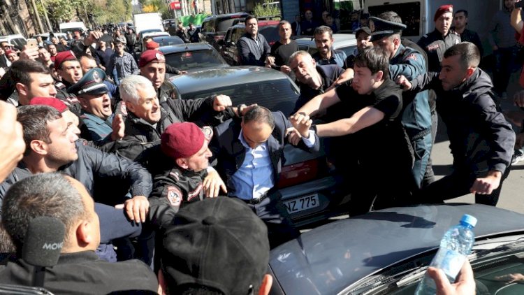 Qarabağ erməniləri ayağa qalxdı: İrəvanda növbəti qarşıdurma