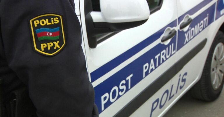 Azərbaycanda küçədə çılpaq gəzən qadını polis saxladı – VİDEO