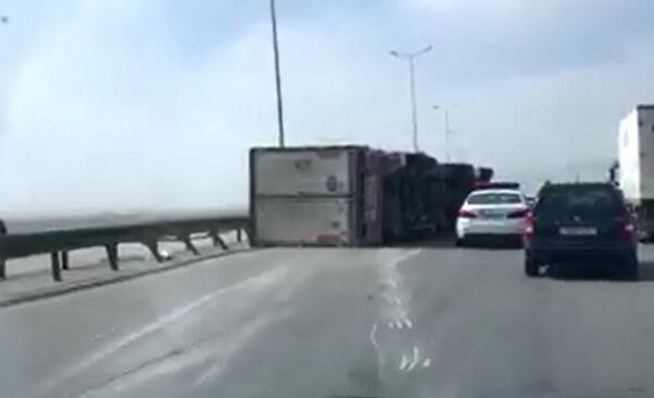 Kürdəmirdə TIR aşdı: yüklər yol kənarına dağıldı